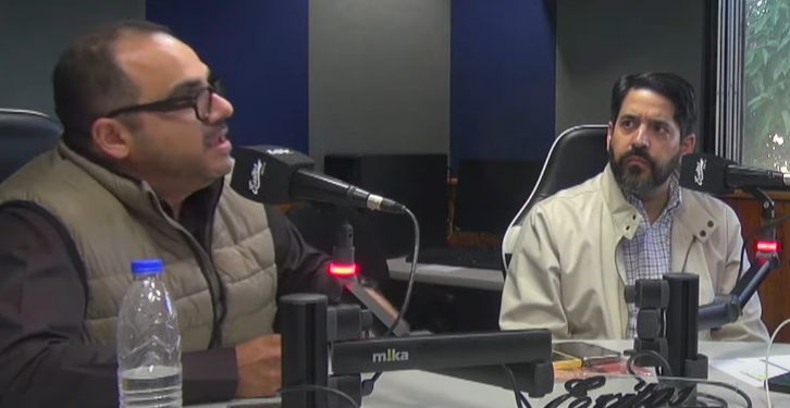 Anibal Garrido and Asdrúbal Oliveros talk to microphones.