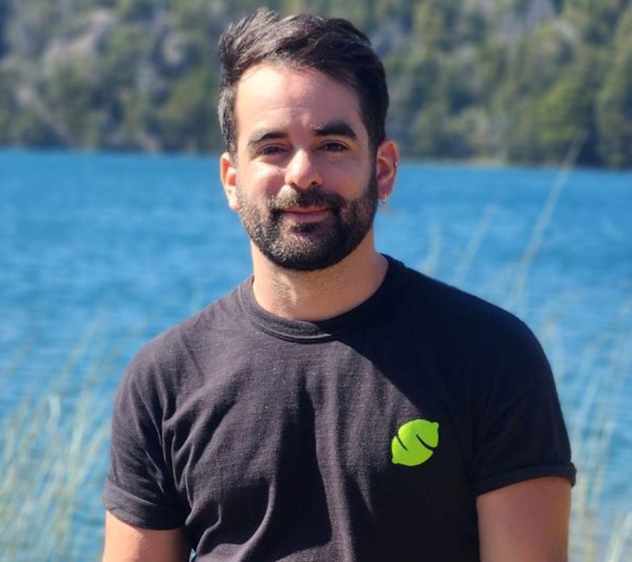 Tomás Field, Lemon's pr manager.