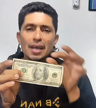 Photo by the educator Orlando Sevilla with a USD ticket in his hand.