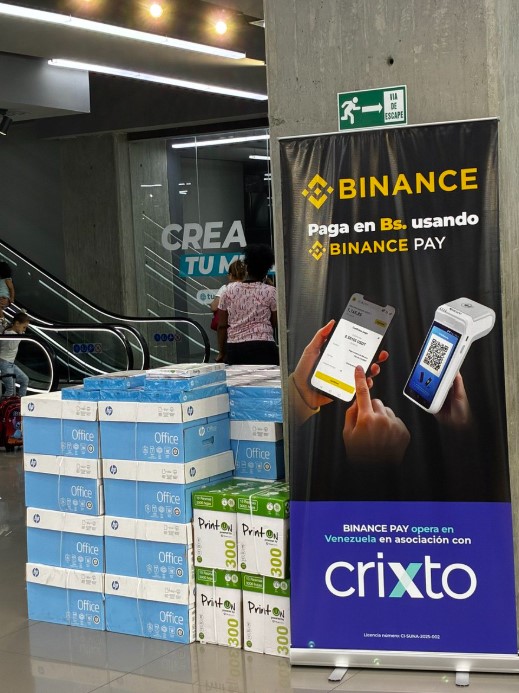 Poster of Crixto Venezuela and its integration with Binance in Mundo Total, a commercial establishment in Venezuela.