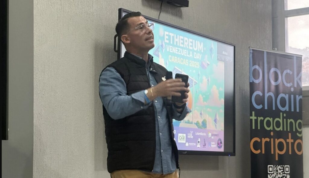Photograph of consultant Jan Domínguez in class.