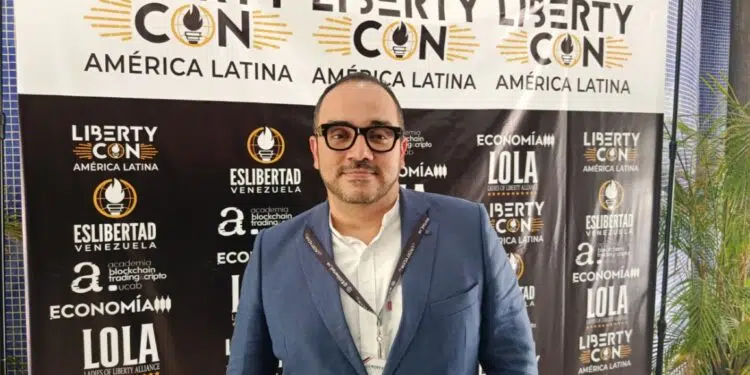 Aníbal Garrido at a conference on cryptocurrencies