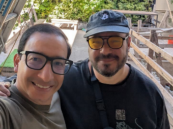 The founder of Tropykus Mauricio Tovar and Diego González Zaldíva pose together.