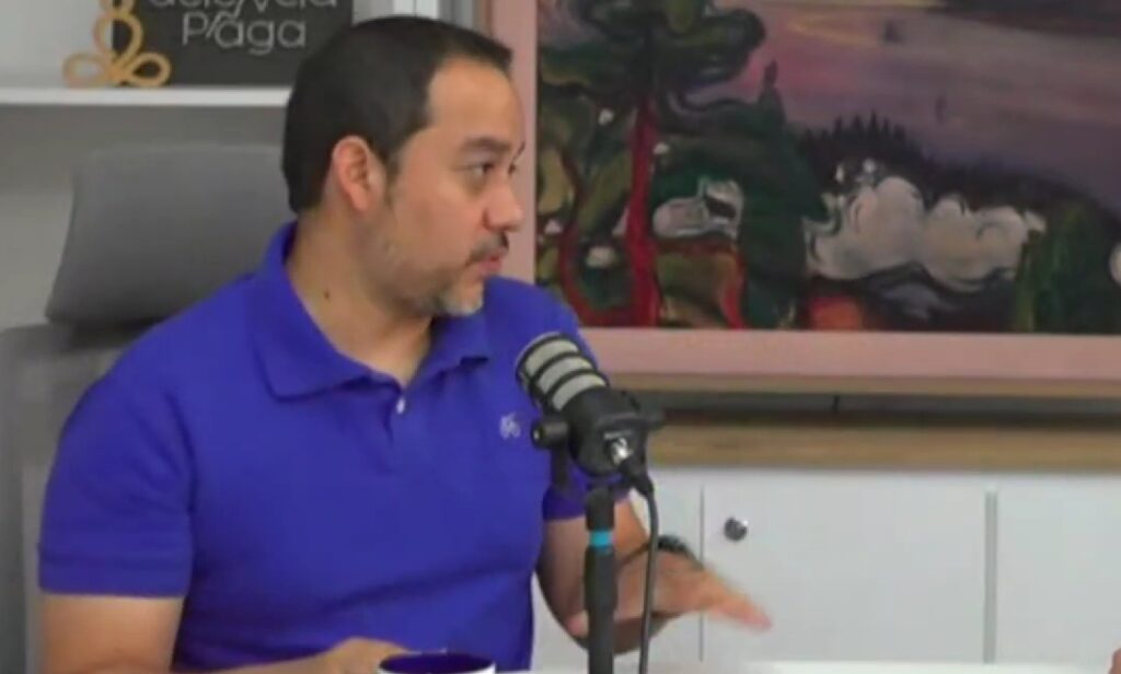 Trader Alberto Cárdenas is interviewed for a podcast on YouTube.