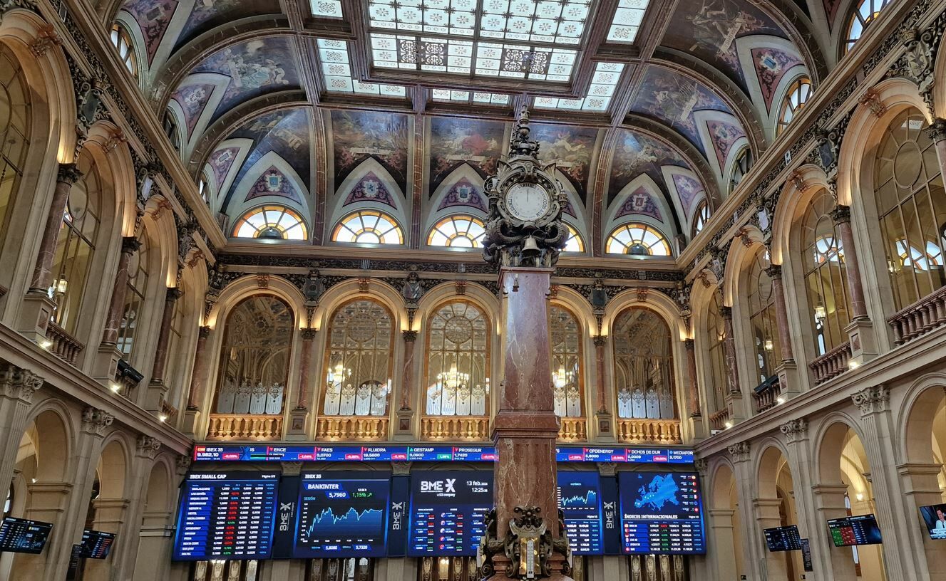 The Ibex 35 rises and flirts again with highs led by ArcelorMittal and Indra