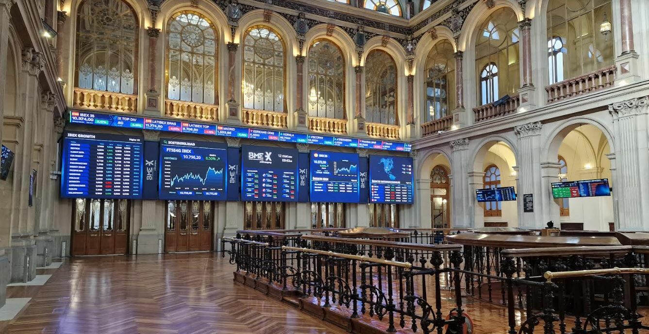 The Ibex 35 falls to 17,544 points in a stormy week marked by Trump