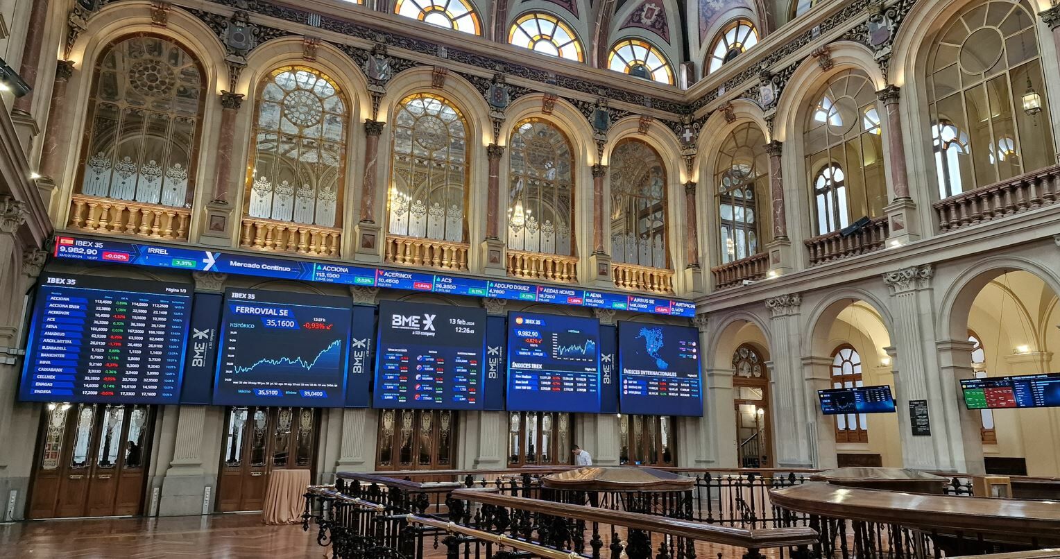The Ibex 35 rises thanks to the push of ACS, Indra, Aena and the big banks and is close to 17,850