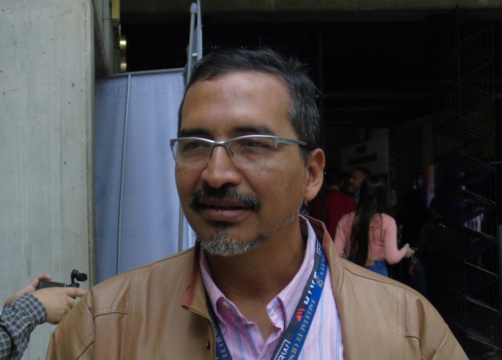 Photograph of university professor Robinson Rivas at an event in Caracas in 2023.