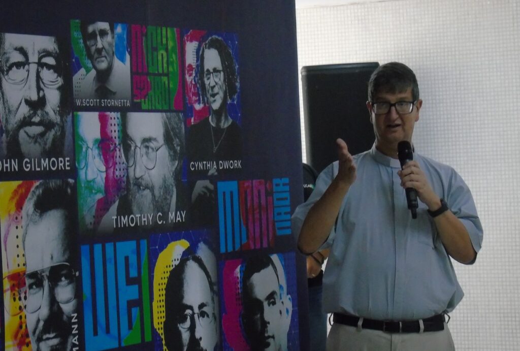 Photograph of the rector of the UCAB. Arturo Peraza, in front of the mural.