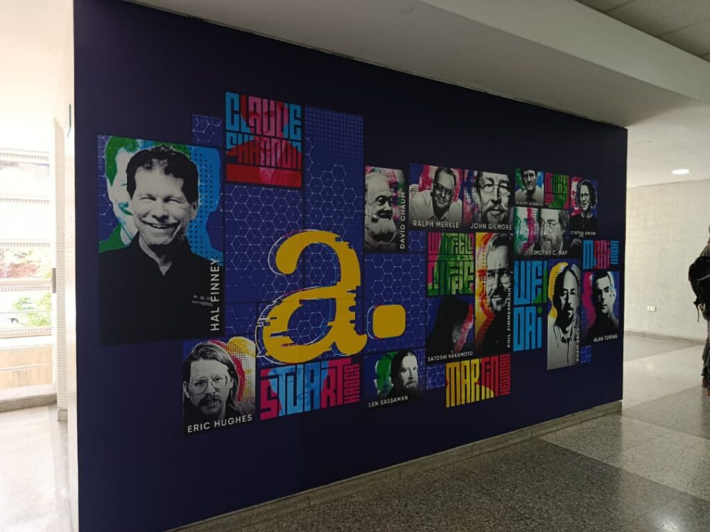 Photograph of the mural that honors decentralization at UCAB. Show photos of these figures on a blue background.
