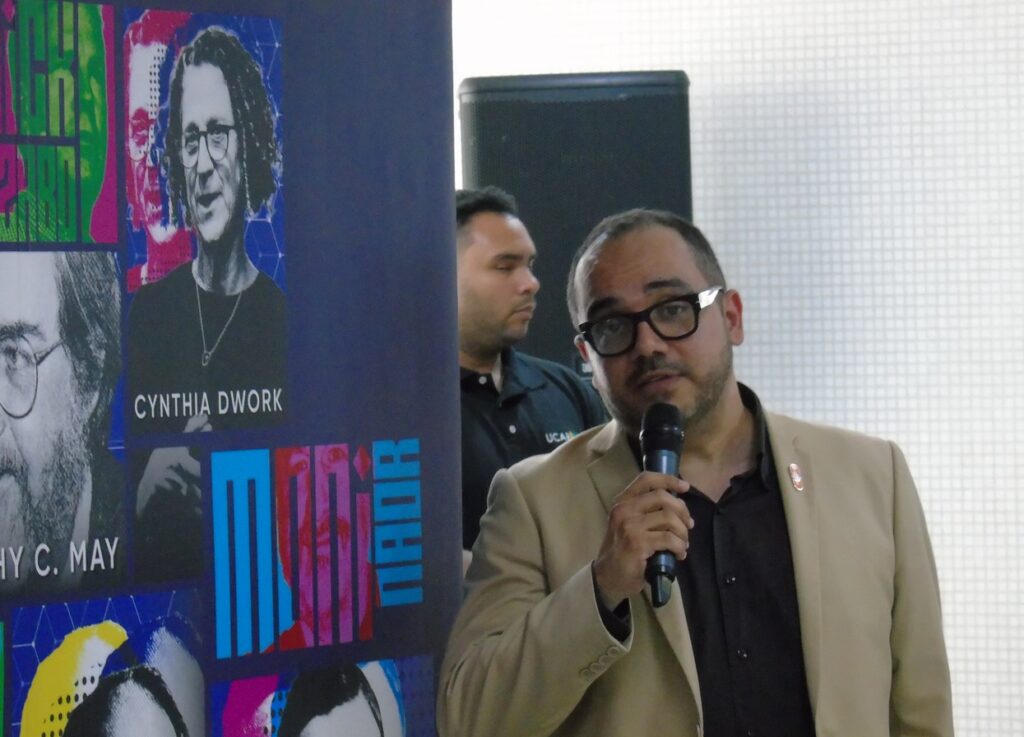 Photograph of Aníbal Garrido in front of the mural.